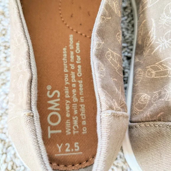 NWOT Brown Feather Girls Youth Tom's Slip Ons - Picture 9 of 9